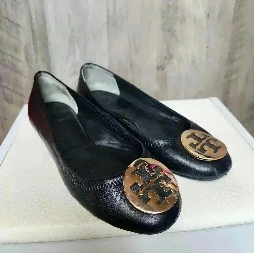 Tory Burch Round Toe Black Leather Ballet Flats Gold Emblem size 7 women's